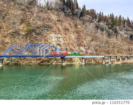 エメラルドグリーンの川を渡るローカル列車 118351770