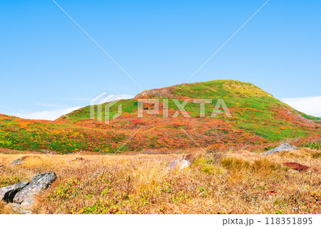秋の焼石岳登山：姥石平から焼石岳山頂の眺め 118351895