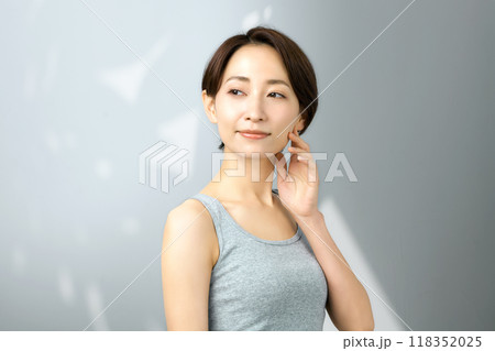 30代女性のビューティーイメージ(スキンケア) 30代女性のビューティーイメージ(スキンケア) 118352025
