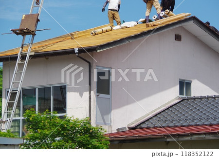 スレート屋根を瓦屋根に替える工事の様子 118352122