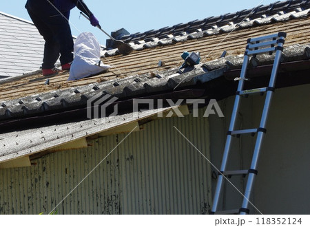 瓦屋根の葺き替え工事の準備作業をする様子 瓦屋根の葺き替え工事の準備作業をする様子 118352124