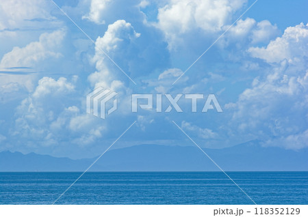 淡路島から眺める真っ青な空と海の景色 淡路島から眺める真っ青な空と海の景色 118352129