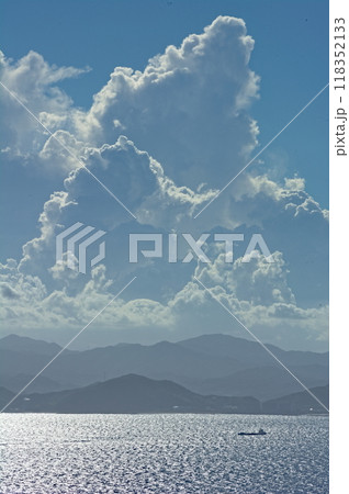 淡路島から眺める真っ青な空と海の景色 淡路島から眺める真っ青な空と海の景色 118352133