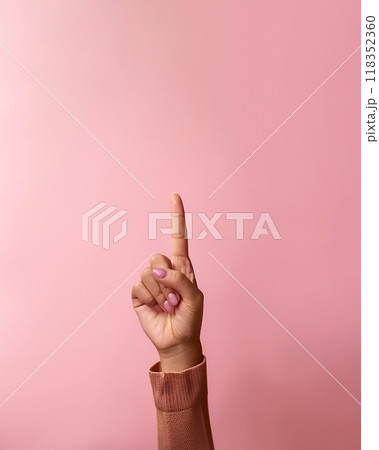 上を指さす女性の手のイメージ素材 118352360