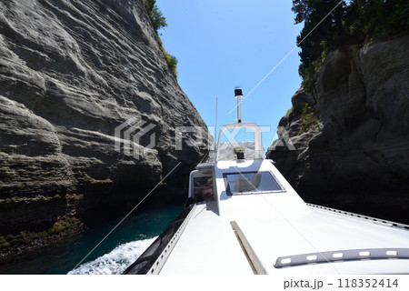 洞くつの狭間を航行する遊覧船 堂ヶ島クルーズ 洞くつめぐり 洞くつの狭間を航行する遊覧船 堂ヶ島クルーズ 洞くつめぐり 118352414