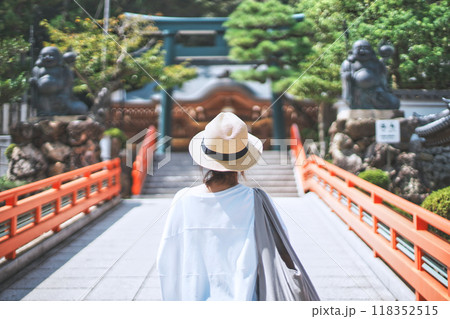 神社を訪れた麦わら帽子の女性旅行者 118352515
