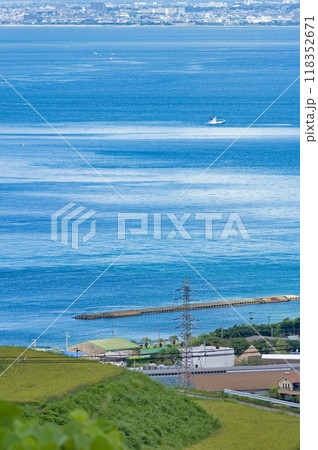 段々畑とその向こうに広がる海 118352671