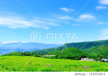 7月の霧ヶ峰高原からの車山と南アルプスと八島ヶ原湿原 信州の自然 信州の風景 7月の霧ヶ峰高原からの車山と南アルプスと八島ヶ原湿原 信州の自然 信州の風景 118352811