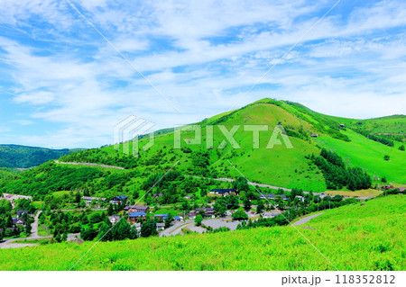 7月の霧ヶ峰高原からの車山と南アルプスと八島ヶ原湿原 信州の自然 信州の風景 7月の霧ヶ峰高原からの車山と南アルプスと八島ヶ原湿原 信州の自然 信州の風景 118352812