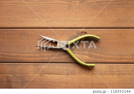 使い込まれたラジオペンチ 118353144