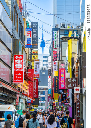 韓国　ソウル　明洞の繁華街から見えるNソウルタワー 118353478
