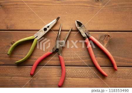 使い込まれた工具類 118353490