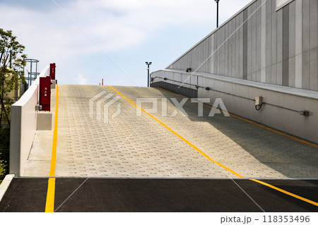 屋内駐車場のスロープ 118353496
