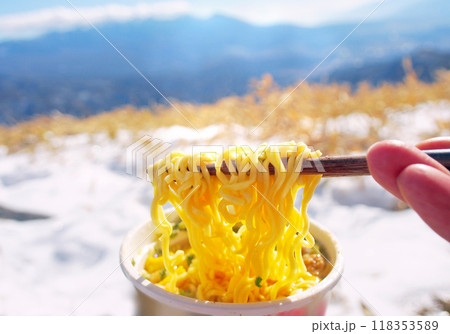 雪山でカップラーメン(八ヶ岳) 118353589