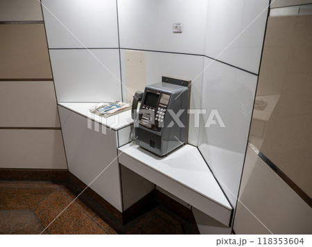東京都市風景 都心の地下連絡通路に設置されたディジタル公衆電話 東京都市風景 都心の地下連絡通路に設置されたディジタル公衆電話 118353604