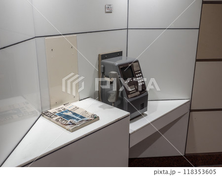 東京都市風景　都心の地下連絡通路に設置されたディジタル公衆電話 118353605