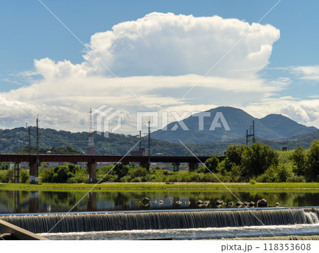 夏の青空と大和川沿いの景色 夏の青空と大和川沿いの景色 118353608