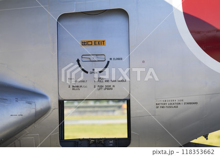 輸送機のハッチ 118353662