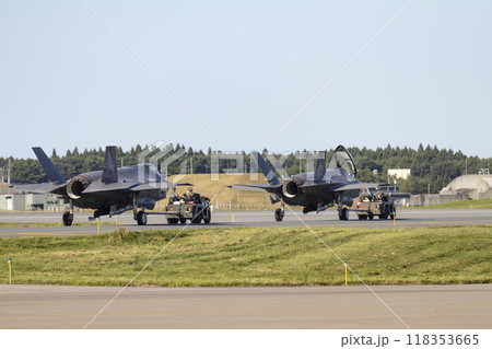 牽引される戦闘機 118353665