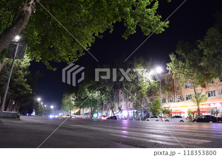 ウズベキスタン・サマルカンド レギスタン広場周辺の夜の歓楽街 ウズベキスタン・サマルカンド レギスタン広場周辺の夜の歓楽街 118353800