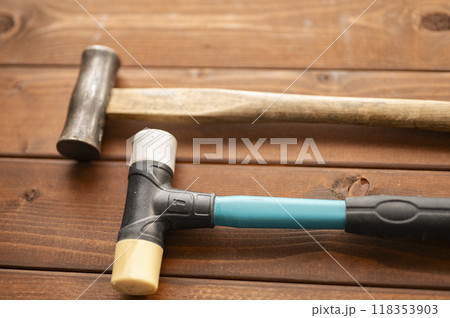 使い込まれた工具ハンマー類 118353903