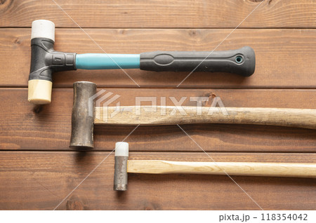 使い込まれたハンマー類 118354042