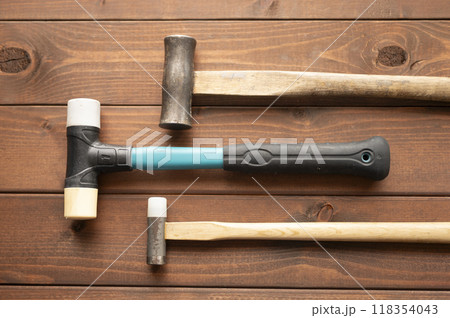 使い込まれたハンマー類 使い込まれたハンマー類 118354043