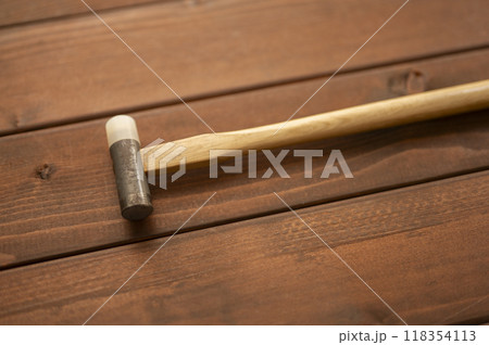 使い込まれたハンマー 118354113