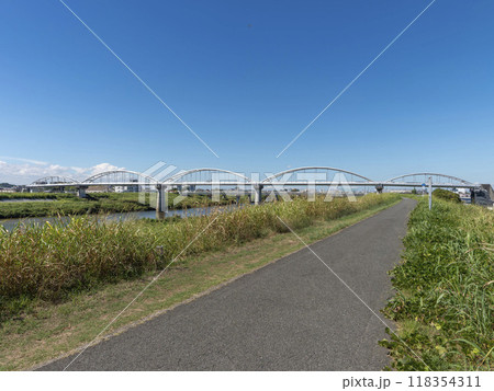 大和川リバーサイドサイクルライン沿いの景色 118354311