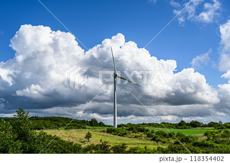 風車と入道雲　夏の風景　布引高原 118354402