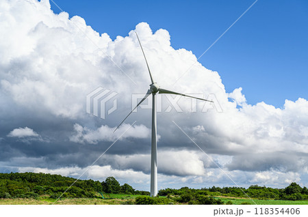 風車と入道雲 夏の風景 布引高原 風車と入道雲 夏の風景 布引高原 118354406
