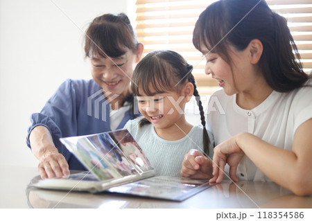 アルバムを見る家族 118354586