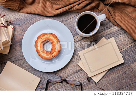 木製テーブルの上のオールドファッションドーナツとコーヒー 118354717