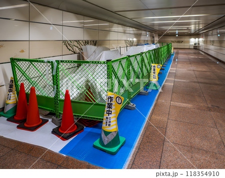 東京都市風景　都心の地下通路内に作られた工事用資材置き場 118354910