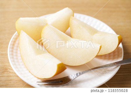 切り分けた梨 千葉県産豊水 切り分けた梨 千葉県産豊水 118355028