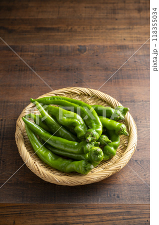 ざるに盛った万願寺とうがらし ざるに盛った万願寺とうがらし 118355034