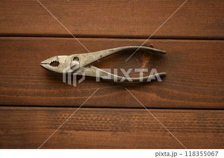 使い込まれたプライヤー 使い込まれたプライヤー 118355067