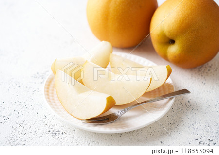 切り分けた梨　千葉県産豊水 118355094