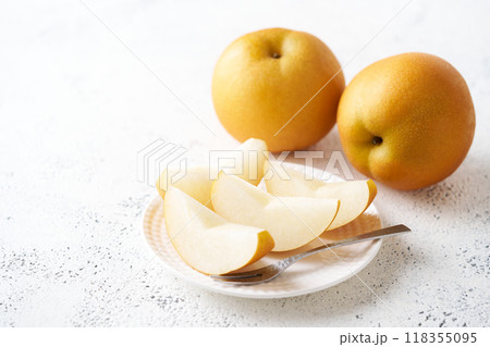 切り分けた梨　千葉県産豊水 118355095