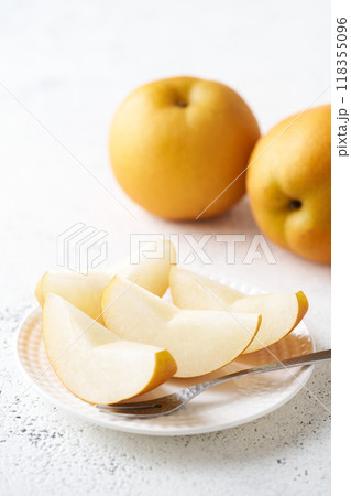 切り分けた梨　千葉県産豊水 118355096