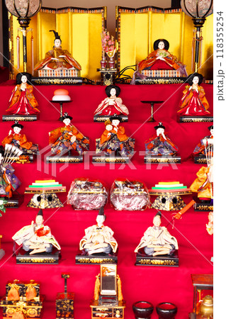 ひな祭りで雛壇に飾られる古いお内裏様とお雛様 118355254