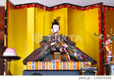 ひな祭りで雛壇に飾られる古いお内裏様とお雛様 118355256