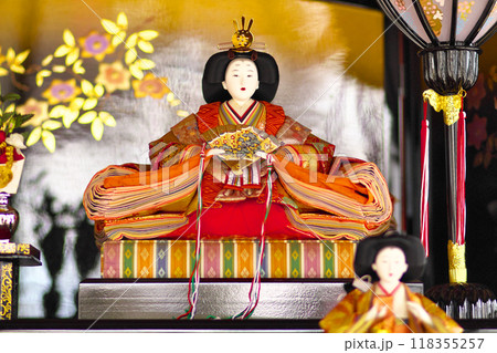 ひな祭りで雛壇に飾られる古いお内裏様とお雛様 ひな祭りで雛壇に飾られる古いお内裏様とお雛様 118355257