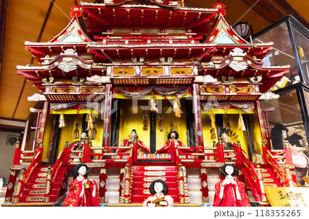 ひな祭りで雛壇に飾られる古いお内裏様とお雛様 118355265