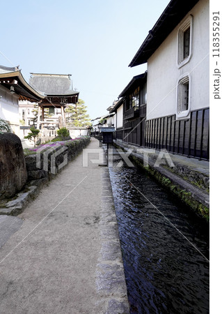 城下町の古い町並み 白壁土蔵と鯉が泳ぐ水路がある風景 城下町の古い町並み 白壁土蔵と鯉が泳ぐ水路がある風景 118355291