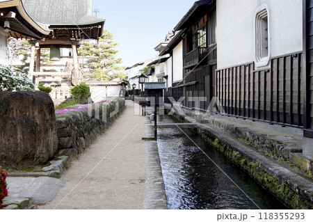 城下町の古い町並み 白壁土蔵と鯉が泳ぐ水路がある風景 118355293