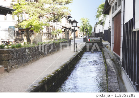 城下町の古い町並み 白壁土蔵と鯉が泳ぐ水路がある風景 城下町の古い町並み 白壁土蔵と鯉が泳ぐ水路がある風景 118355295