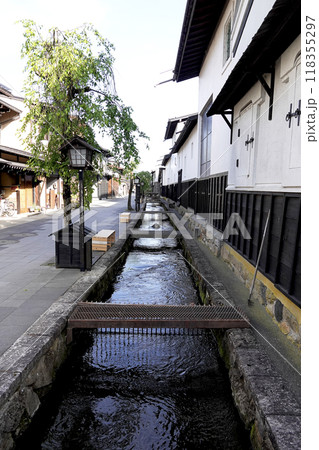 城下町の古い町並み 白壁土蔵と鯉が泳ぐ水路がある風景 118355297