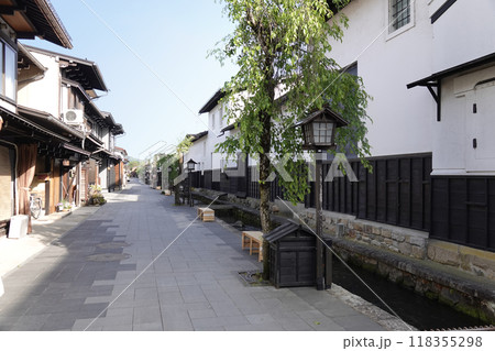 城下町の古い町並み 白壁土蔵と鯉が泳ぐ水路がある風景 城下町の古い町並み 白壁土蔵と鯉が泳ぐ水路がある風景 118355298