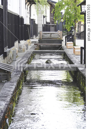城下町の古い町並み 白壁土蔵と鯉が泳ぐ水路がある風景 城下町の古い町並み 白壁土蔵と鯉が泳ぐ水路がある風景 118355303